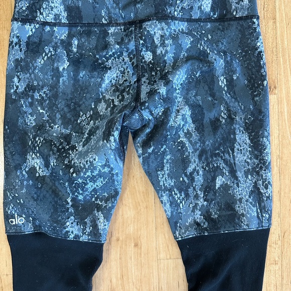 ALO Yoga Goddess Leggings Black Python Snake
Print Ribbed Leg Warmer small - Picture 6 of 6